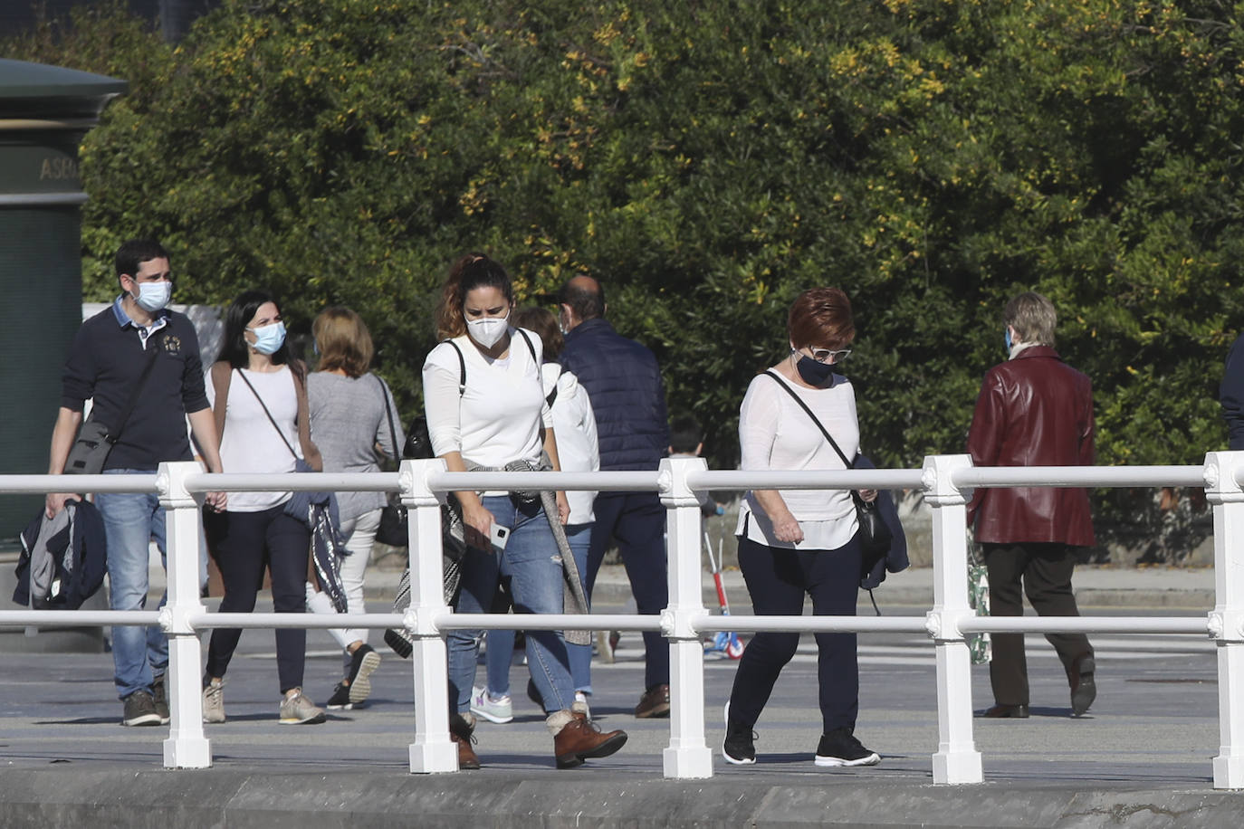 El buen tiempo se impone a las restricciones y anima a los asturianos a salir a la calle