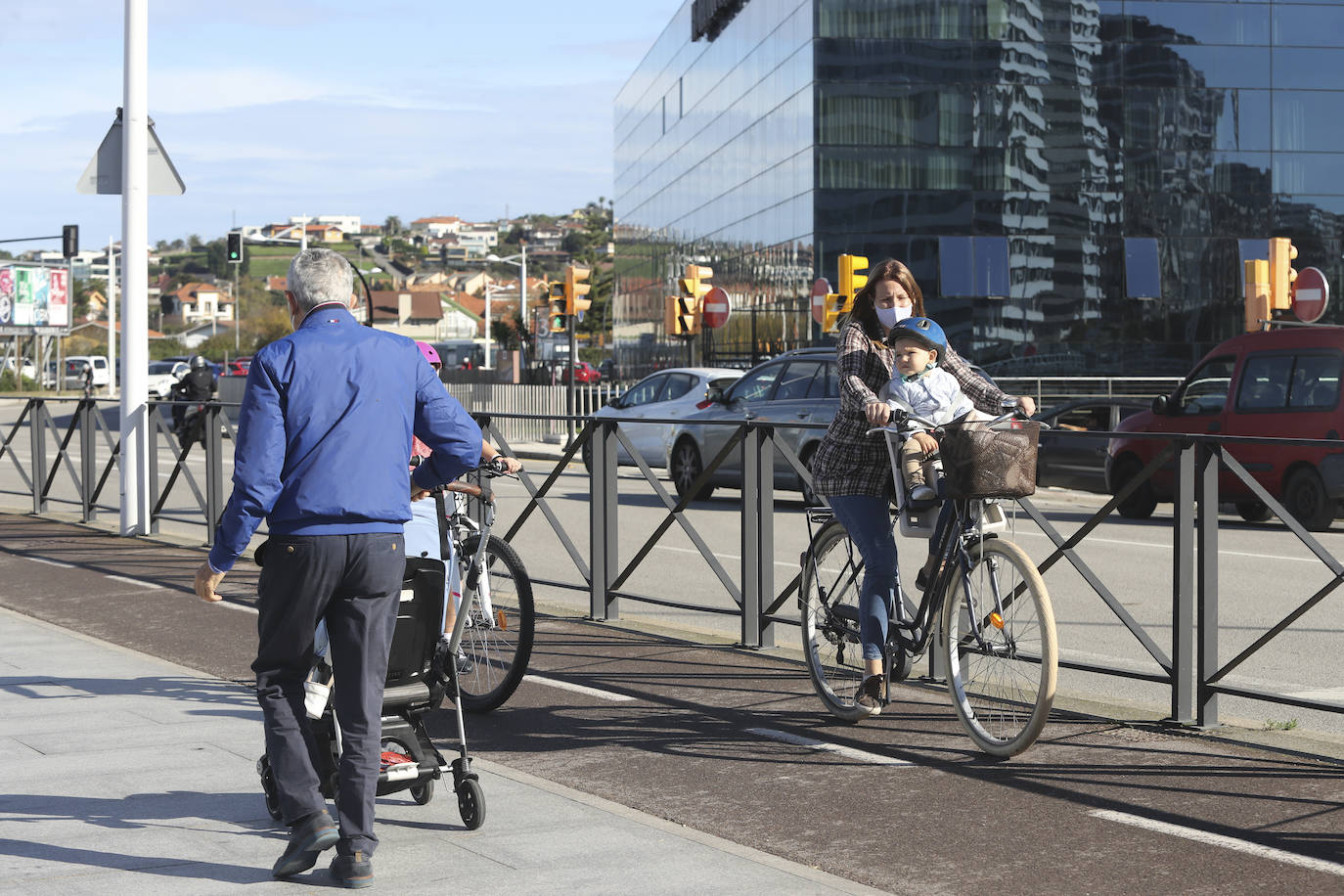 El buen tiempo se impone a las restricciones y anima a los asturianos a salir a la calle