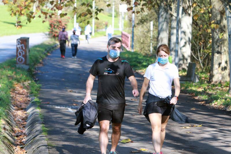 El buen tiempo se impone a las restricciones y anima a los asturianos a salir a la calle