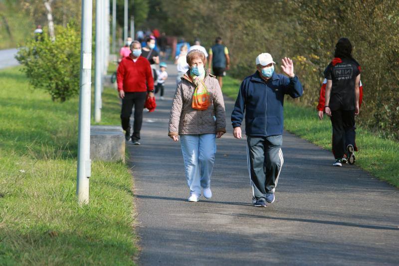 El buen tiempo se impone a las restricciones y anima a los asturianos a salir a la calle