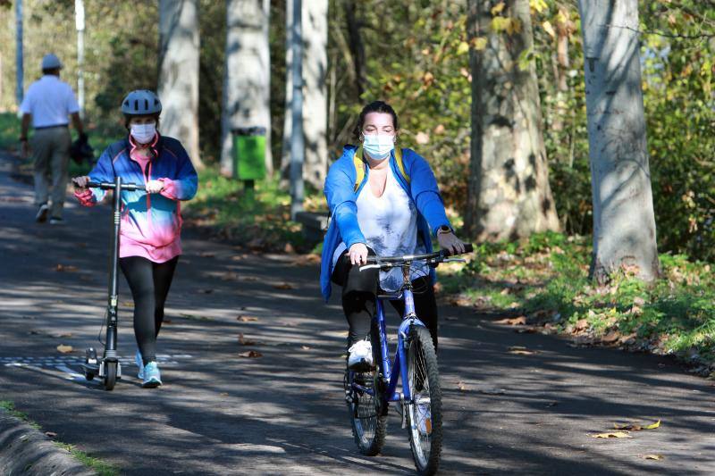 El buen tiempo se impone a las restricciones y anima a los asturianos a salir a la calle