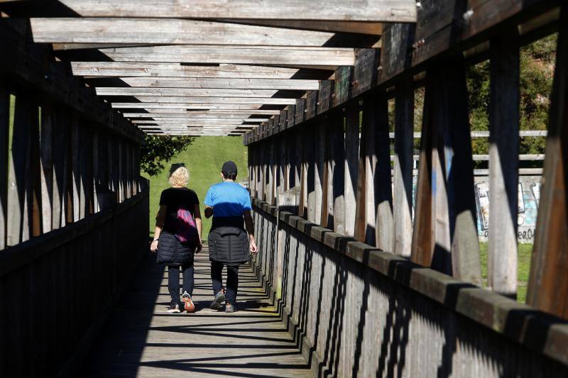 El buen tiempo se impone a las restricciones y anima a los asturianos a salir a la calle