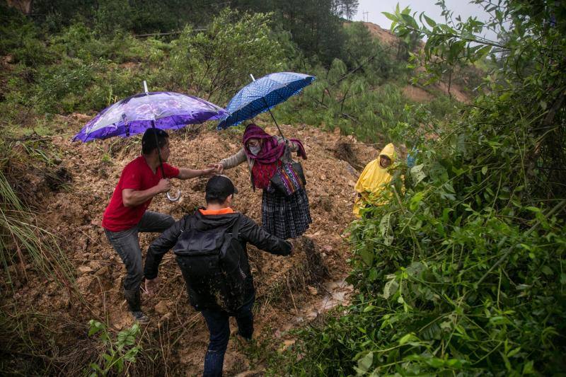 El ciclón Eta deja alrededor de 150 fallecidos o desaparecidos tras su paso por la zona norte de Guatemala. Un deslizamiento de tierras enterró unas 150 viviendas en Quejá, en el municipio de San Cristóbal Verapaz.