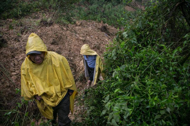 El ciclón Eta deja alrededor de 150 fallecidos o desaparecidos tras su paso por la zona norte de Guatemala. Un deslizamiento de tierras enterró unas 150 viviendas en Quejá, en el municipio de San Cristóbal Verapaz.