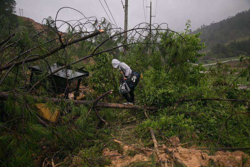 El ciclón Eta deja alrededor de 150 fallecidos o desaparecidos tras su paso por la zona norte de Guatemala. Un deslizamiento de tierras enterró unas 150 viviendas en Quejá, en el municipio de San Cristóbal Verapaz.