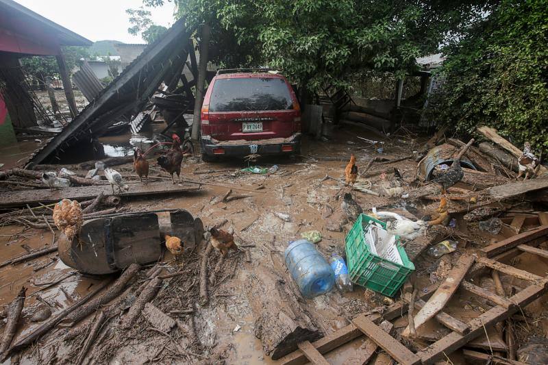 El ciclón Eta deja alrededor de 150 fallecidos o desaparecidos tras su paso por la zona norte de Guatemala. Un deslizamiento de tierras enterró unas 150 viviendas en Quejá, en el municipio de San Cristóbal Verapaz.