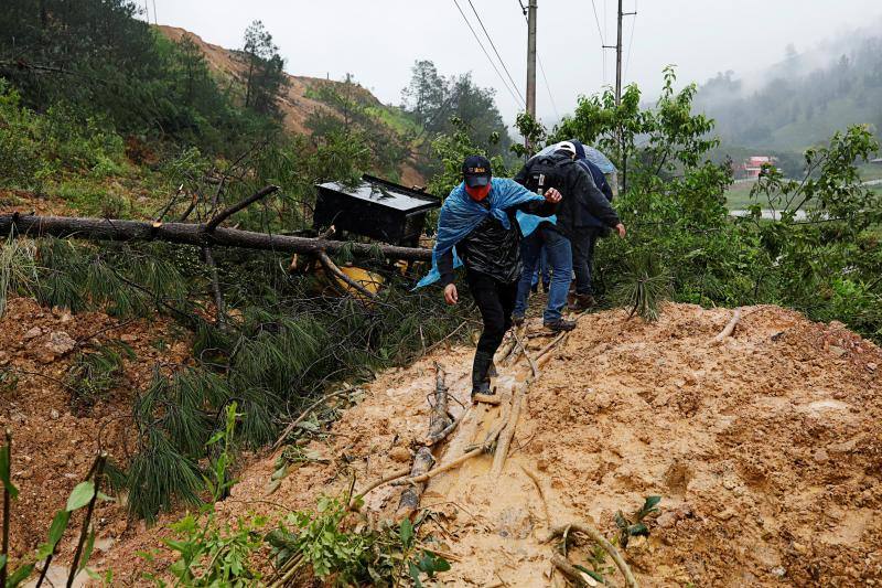 El ciclón Eta deja alrededor de 150 fallecidos o desaparecidos tras su paso por la zona norte de Guatemala. Un deslizamiento de tierras enterró unas 150 viviendas en Quejá, en el municipio de San Cristóbal Verapaz.