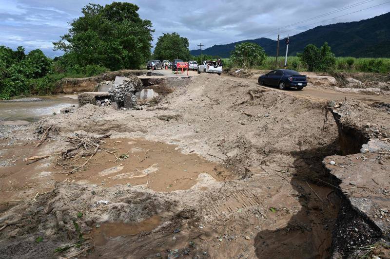 El ciclón Eta deja alrededor de 150 fallecidos o desaparecidos tras su paso por la zona norte de Guatemala. Un deslizamiento de tierras enterró unas 150 viviendas en Quejá, en el municipio de San Cristóbal Verapaz.