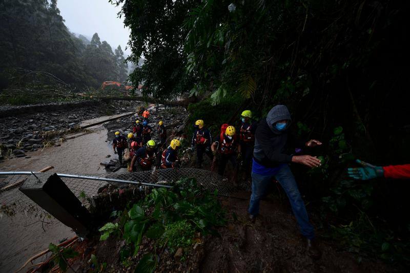 El ciclón Eta deja alrededor de 150 fallecidos o desaparecidos tras su paso por la zona norte de Guatemala. Un deslizamiento de tierras enterró unas 150 viviendas en Quejá, en el municipio de San Cristóbal Verapaz.