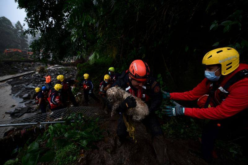 El ciclón Eta deja alrededor de 150 fallecidos o desaparecidos tras su paso por la zona norte de Guatemala. Un deslizamiento de tierras enterró unas 150 viviendas en Quejá, en el municipio de San Cristóbal Verapaz.