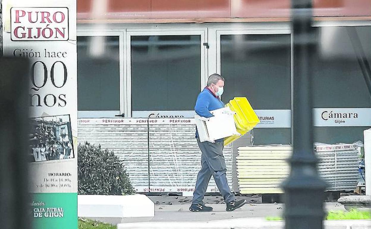 Trabajos en el recinto ferial Luis Adaro, en Gijón. 