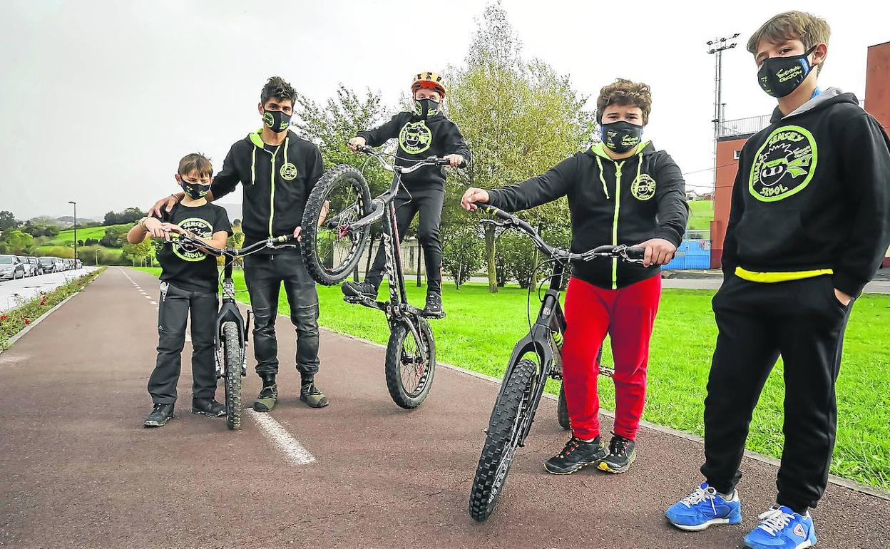 Javi Alonso, con cuatro de sus alumnos que participarán mañana en el campeonato de España de trialbici. 