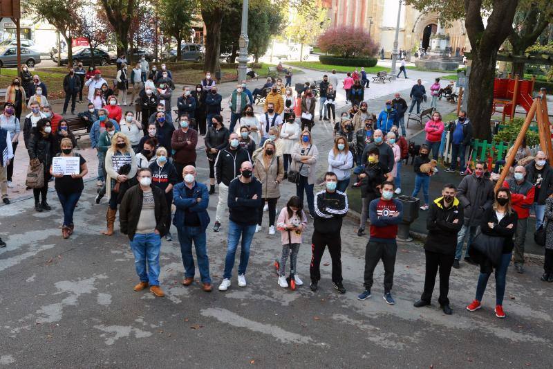 Hosteleros y comerciantes protestaron este sábado en el parque Dolores Fernández Duro, en La Felguera. El motivo era trasladar a los grupos con representación en el Ayuntamiento de Langreo la necesidad de impulsar, a nivel municipal, medidas para aligerar las cargas a estos sectores que se han visto forzados a cerrar por la crisis sanitaria. 