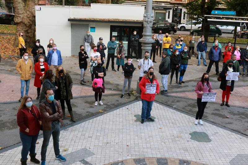 Hosteleros y comerciantes protestaron este sábado en el parque Dolores Fernández Duro, en La Felguera. El motivo era trasladar a los grupos con representación en el Ayuntamiento de Langreo la necesidad de impulsar, a nivel municipal, medidas para aligerar las cargas a estos sectores que se han visto forzados a cerrar por la crisis sanitaria. 