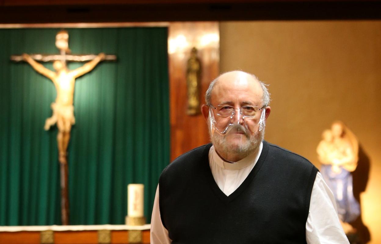 El delegado episcopal de peregrinaciones, Javier Suárez, en la oficina del despacho parroquial de San Juan el Real. 