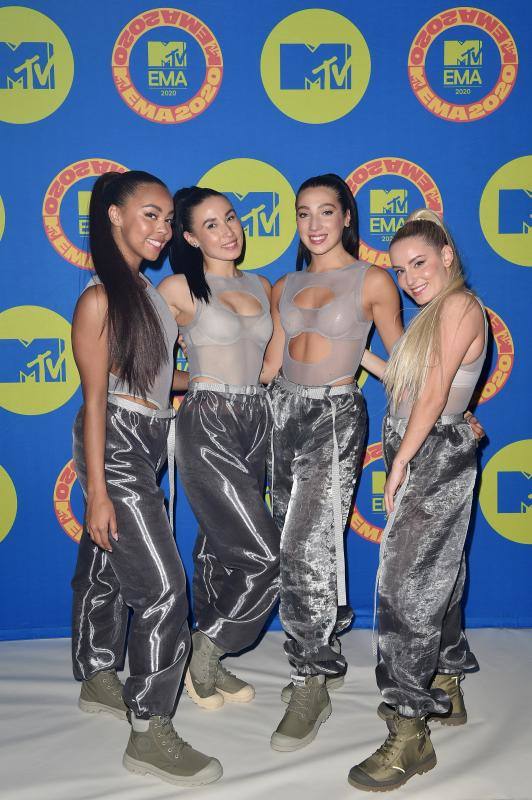 La 27º gala de los Europe Music Awards (EMA) de MTV, celebrada el pasado domingo, tuvo una infinidad de escenarios a lo largo de todo el planeta, debido a la pandemia, aunque eso no impidió que la música triunfase. Los ritmos latinos brillaron gracias a las actuaciones de los medillenenses Maluma y Karol G, el primero interpretó su gran éxito 'Hawai' desde una terraza con vistas de rascacielos y la segunda estuvo acompañada de motoristas y coches de estilo vintage de los años 60 para cantar 'Bichota'. Pero sin duda, los triunfadores de la noche fueron los miembros del grupo de K-Pop BTS. El gigante mundial surgido de Corea del Sur fue el gran triunfador de la noche, con la obtención de los galardones a 'mejor canción', 'mejor grupo', 'mejores fans' y 'mejor directo online'. Lady Gaga, quien partía como máxima favorita con 7 candidaturas, ha materializado el premio a 'mejor artista'. Por otra parte, el grupo La La Love You se convirtió en los ganadores en España, después de batirse con Leiva, Don Patricio, Aitana y Carolina Durante.