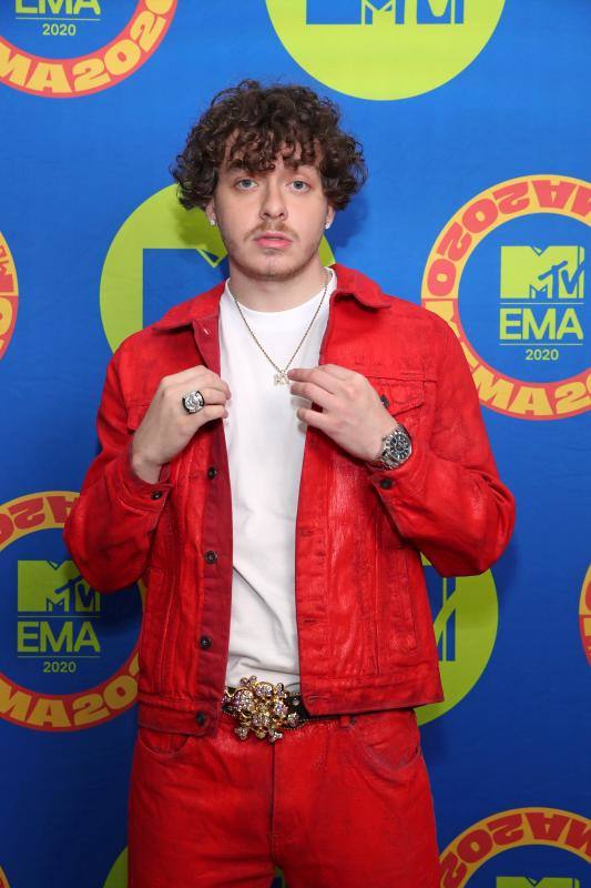 La 27º gala de los Europe Music Awards (EMA) de MTV, celebrada el pasado domingo, tuvo una infinidad de escenarios a lo largo de todo el planeta, debido a la pandemia, aunque eso no impidió que la música triunfase. Los ritmos latinos brillaron gracias a las actuaciones de los medillenenses Maluma y Karol G, el primero interpretó su gran éxito 'Hawai' desde una terraza con vistas de rascacielos y la segunda estuvo acompañada de motoristas y coches de estilo vintage de los años 60 para cantar 'Bichota'. Pero sin duda, los triunfadores de la noche fueron los miembros del grupo de K-Pop BTS. El gigante mundial surgido de Corea del Sur fue el gran triunfador de la noche, con la obtención de los galardones a 'mejor canción', 'mejor grupo', 'mejores fans' y 'mejor directo online'. Lady Gaga, quien partía como máxima favorita con 7 candidaturas, ha materializado el premio a 'mejor artista'. Por otra parte, el grupo La La Love You se convirtió en los ganadores en España, después de batirse con Leiva, Don Patricio, Aitana y Carolina Durante.