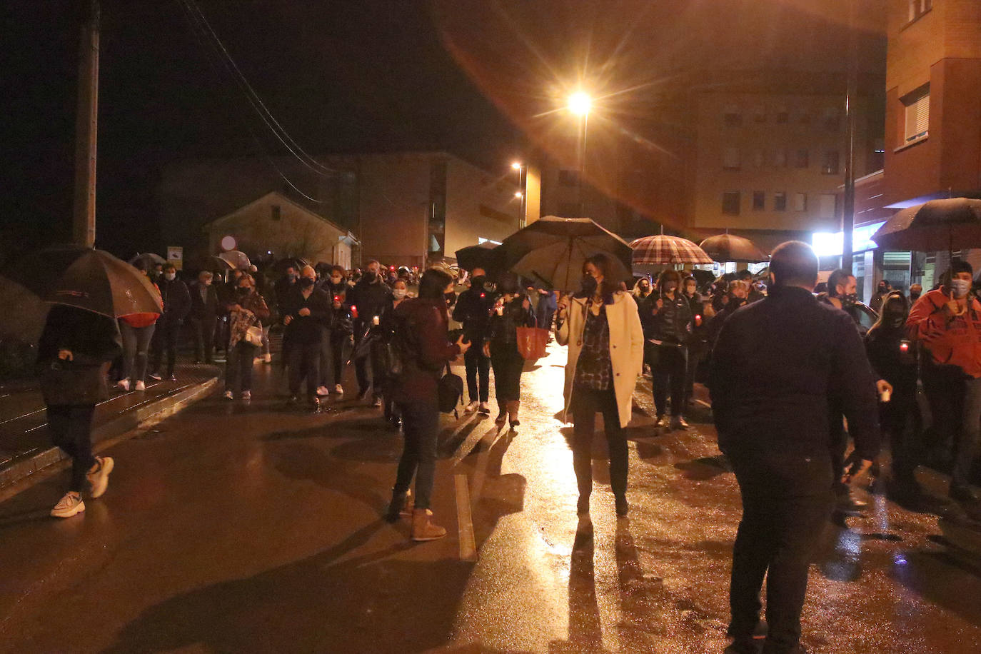 Comerciantes, vecinos y políticos en la oposición del Ayuntamiento de Siero se unieron para reivindicar ayudas a corto plazo para los sectores afectados por la crisis