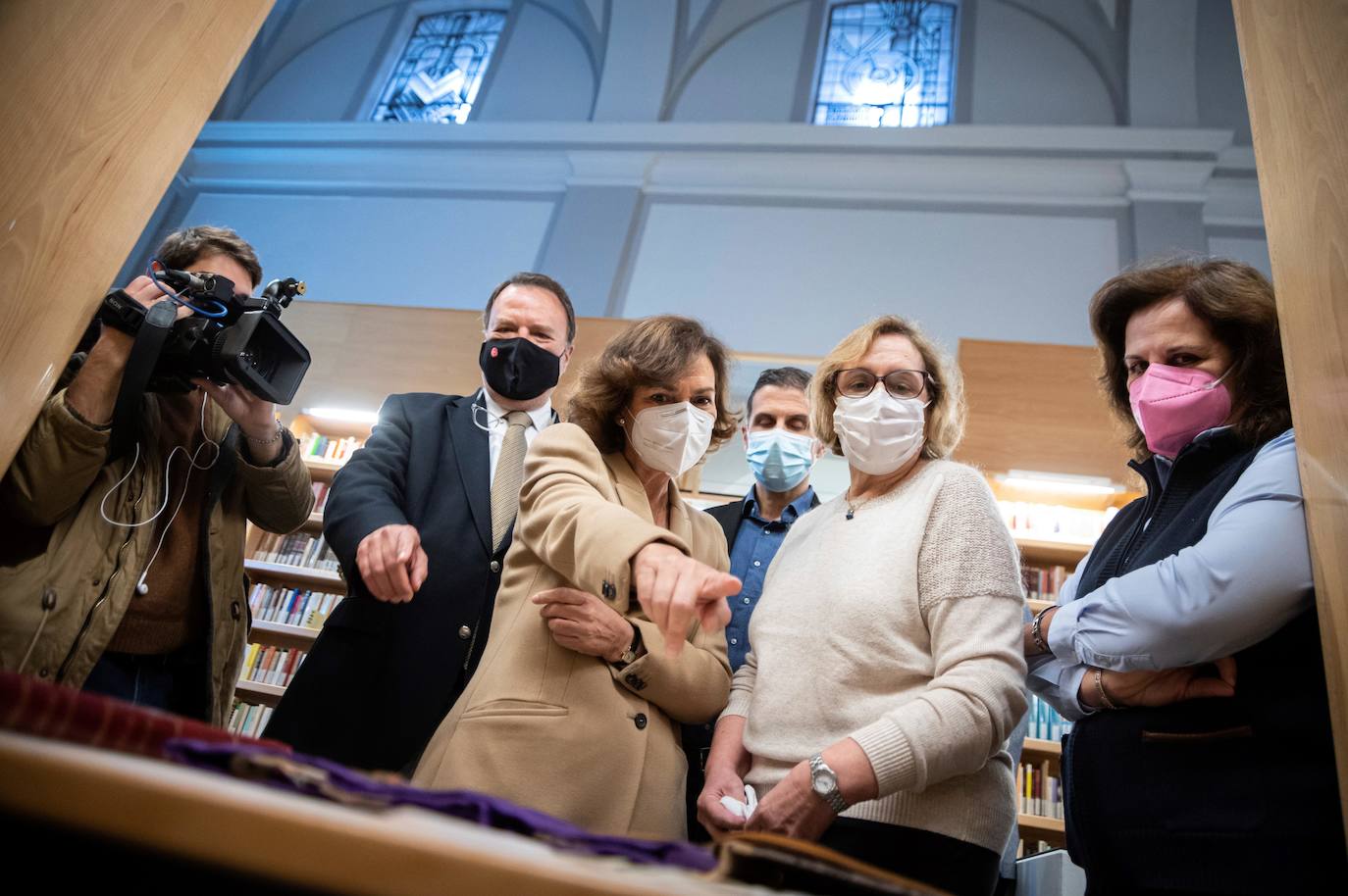 Carmen Calvo, durante su visita al archivo y la biblioteca de la Fundación Pablo Iglesias