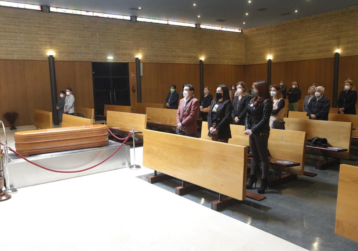 Familiares y amigos, ayer, en el acto de despedida en el tanatorio de Cabueñes. 