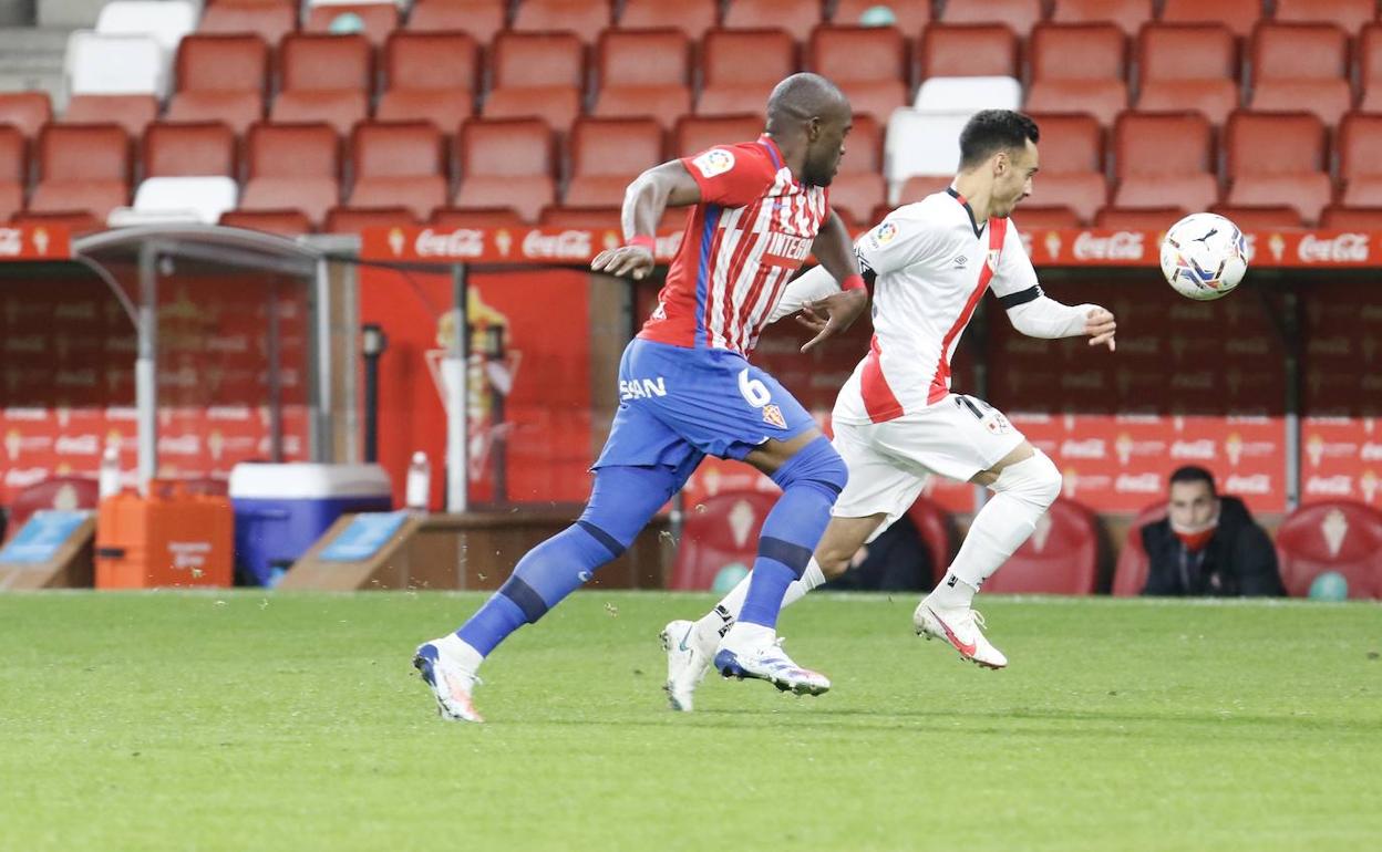 Babin, en una jugada del partido ante el Rayo Vallecano en El Molinón.