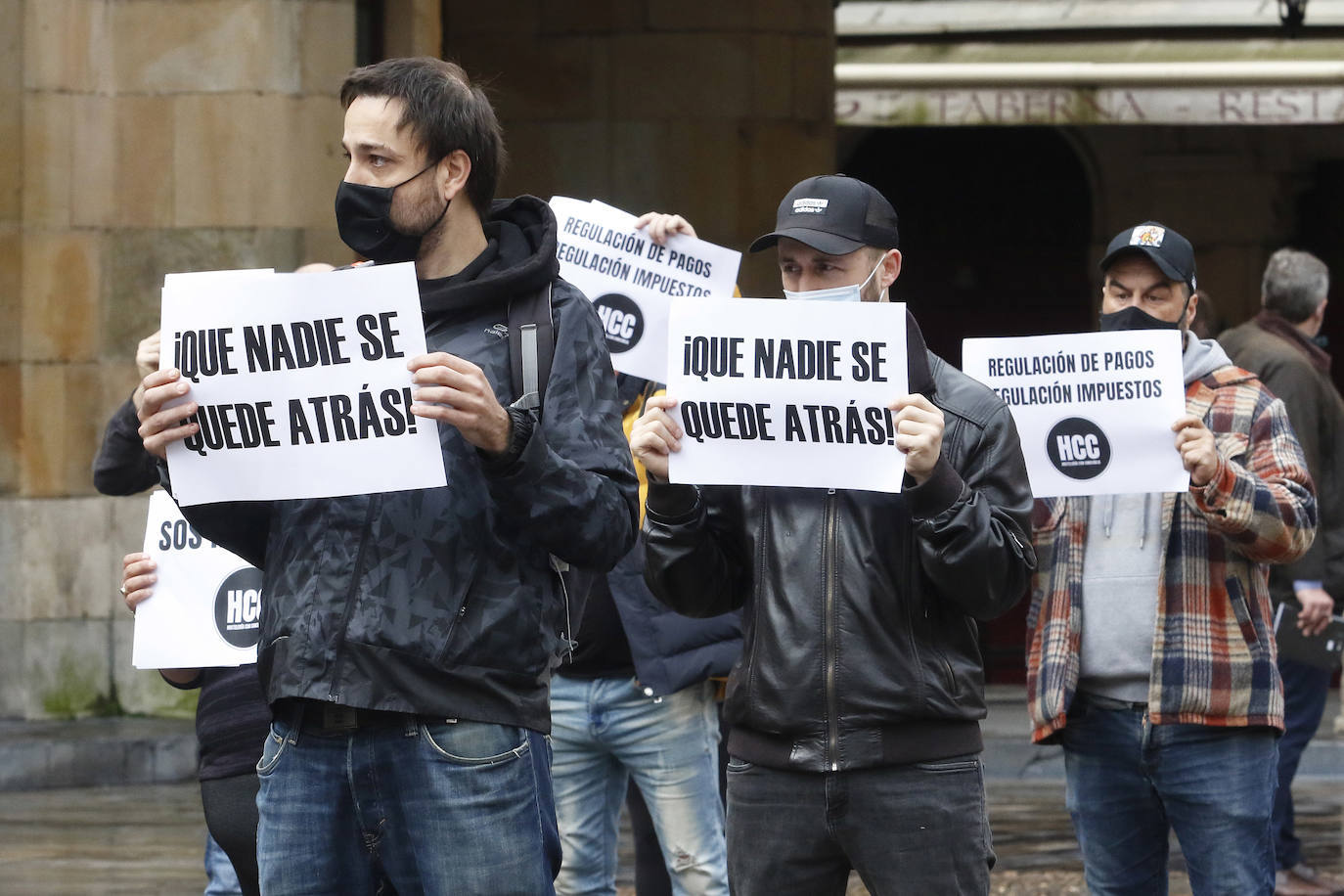 Miles de negocios en toda Asturias se han visto obligados a echar el cierre desde el pasado 4 de noviembre y mantendrán la persiana bajada al menos hasta el día 18. El objetivo es intentar frenar la segunda ola del coronavirus. Esta situación ha desembocado en manifestaciones de hosteleros y comerciantes distribuidas por todo el Principado y desarrolladas a lo largo de esta semana. Lugares como Gijón, Oviedo, Avilés, Mieres, Lugones, Valdés o Langreo han visto cómo sus hosteleros pedían que no se criminalice al sector, al tiempo que reclamaban ayudas compensatorias. 