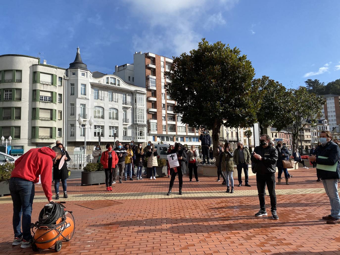 Miles de negocios en toda Asturias se han visto obligados a echar el cierre desde el pasado 4 de noviembre y mantendrán la persiana bajada al menos hasta el día 18. El objetivo es intentar frenar la segunda ola del coronavirus. Esta situación ha desembocado en manifestaciones de hosteleros y comerciantes distribuidas por todo el Principado y desarrolladas a lo largo de esta semana. Lugares como Gijón, Oviedo, Avilés, Mieres, Lugones, Valdés o Langreo han visto cómo sus hosteleros pedían que no se criminalice al sector, al tiempo que reclamaban ayudas compensatorias. 