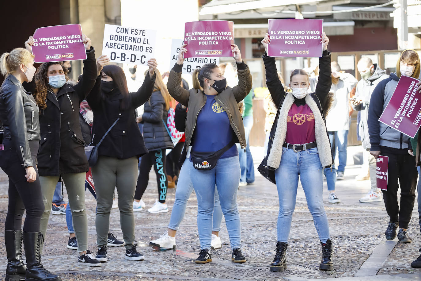 Miles de negocios en toda Asturias se han visto obligados a echar el cierre desde el pasado 4 de noviembre y mantendrán la persiana bajada al menos hasta el día 18. El objetivo es intentar frenar la segunda ola del coronavirus. Esta situación ha desembocado en manifestaciones de hosteleros y comerciantes distribuidas por todo el Principado y desarrolladas a lo largo de esta semana. Lugares como Gijón, Oviedo, Avilés, Mieres, Lugones, Valdés o Langreo han visto cómo sus hosteleros pedían que no se criminalice al sector, al tiempo que reclamaban ayudas compensatorias. 