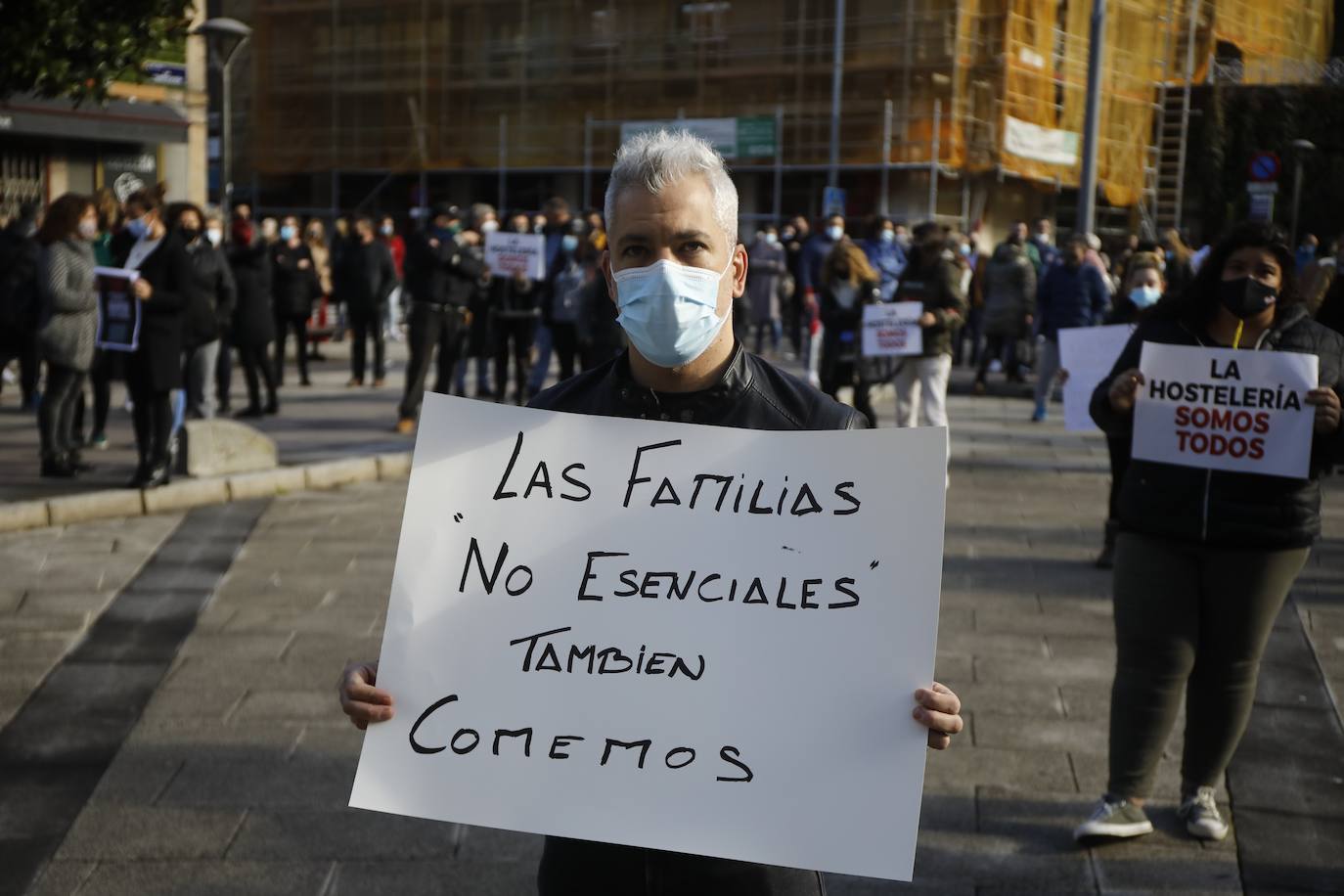 Miles de negocios en toda Asturias se han visto obligados a echar el cierre desde el pasado 4 de noviembre y mantendrán la persiana bajada al menos hasta el día 18. El objetivo es intentar frenar la segunda ola del coronavirus. Esta situación ha desembocado en manifestaciones de hosteleros y comerciantes distribuidas por todo el Principado y desarrolladas a lo largo de esta semana. Lugares como Gijón, Oviedo, Avilés, Mieres, Lugones, Valdés o Langreo han visto cómo sus hosteleros pedían que no se criminalice al sector, al tiempo que reclamaban ayudas compensatorias. 