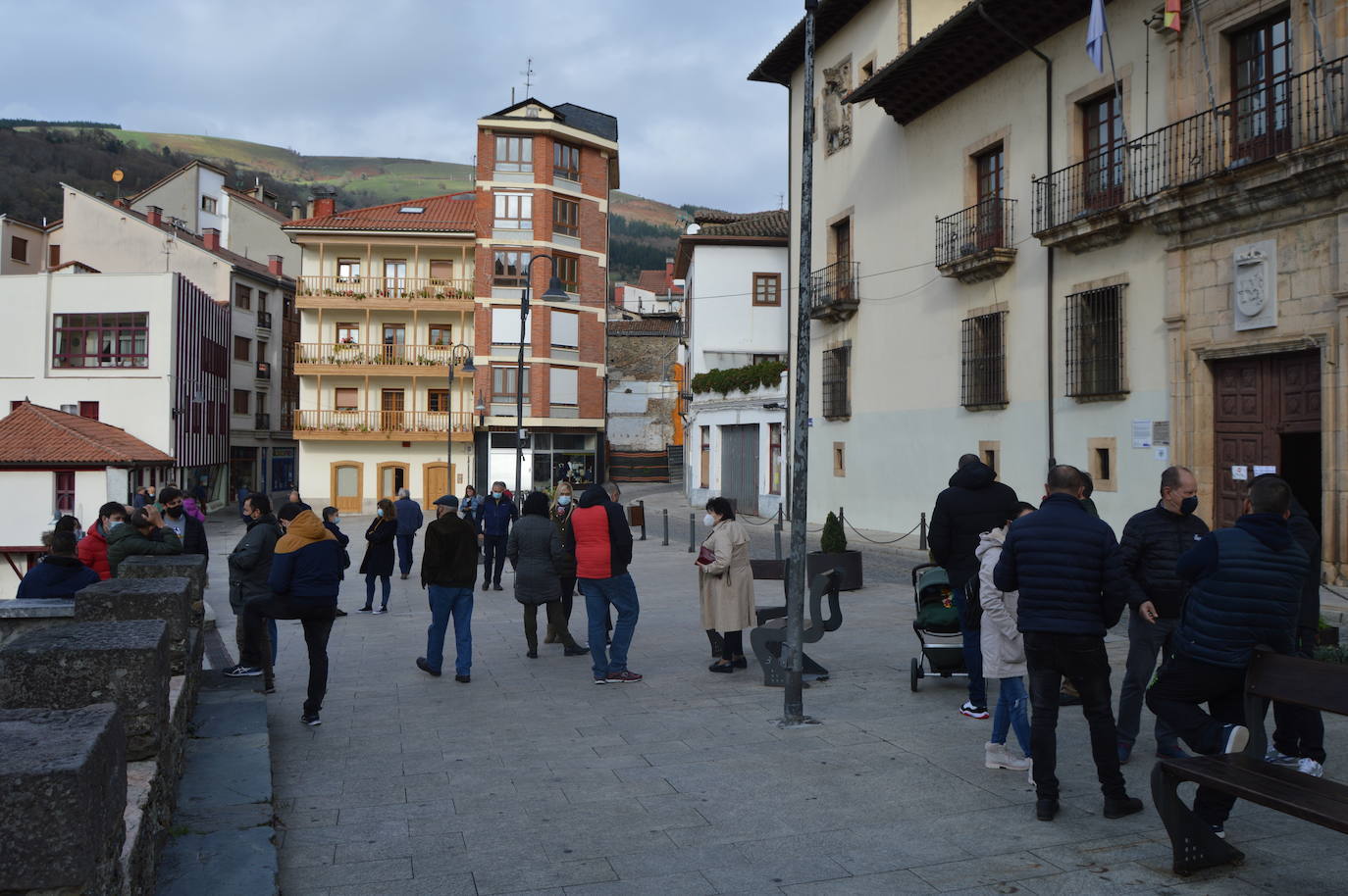 Miles de negocios en toda Asturias se han visto obligados a echar el cierre desde el pasado 4 de noviembre y mantendrán la persiana bajada al menos hasta el día 18. El objetivo es intentar frenar la segunda ola del coronavirus. Esta situación ha desembocado en manifestaciones de hosteleros y comerciantes distribuidas por todo el Principado y desarrolladas a lo largo de esta semana. Lugares como Gijón, Oviedo, Avilés, Mieres, Lugones, Valdés o Langreo han visto cómo sus hosteleros pedían que no se criminalice al sector, al tiempo que reclamaban ayudas compensatorias. 