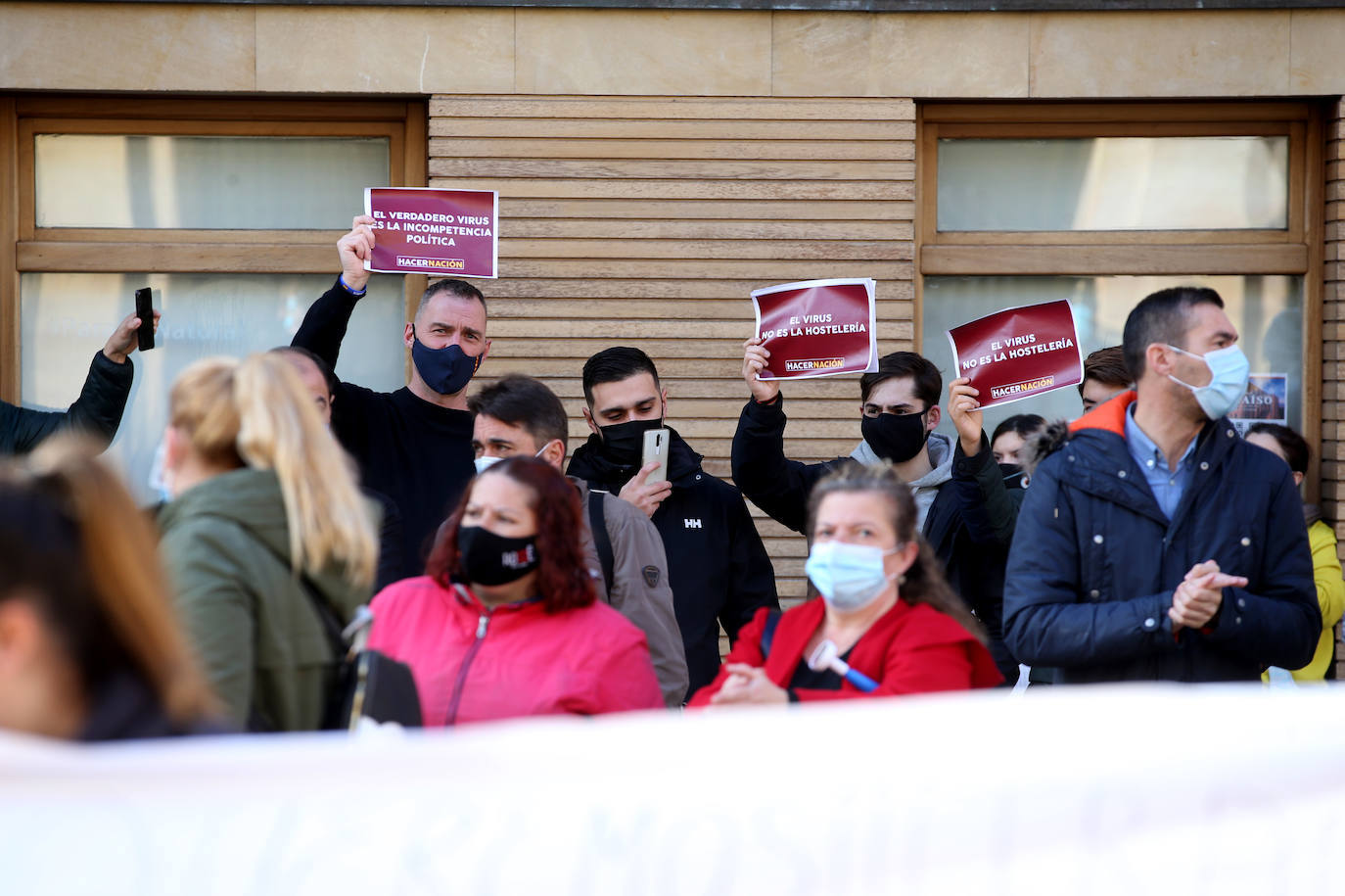 Miles de negocios en toda Asturias se han visto obligados a echar el cierre desde el pasado 4 de noviembre y mantendrán la persiana bajada al menos hasta el día 18. El objetivo es intentar frenar la segunda ola del coronavirus. Esta situación ha desembocado en manifestaciones de hosteleros y comerciantes distribuidas por todo el Principado y desarrolladas a lo largo de esta semana. Lugares como Gijón, Oviedo, Avilés, Mieres, Lugones, Valdés o Langreo han visto cómo sus hosteleros pedían que no se criminalice al sector, al tiempo que reclamaban ayudas compensatorias. 