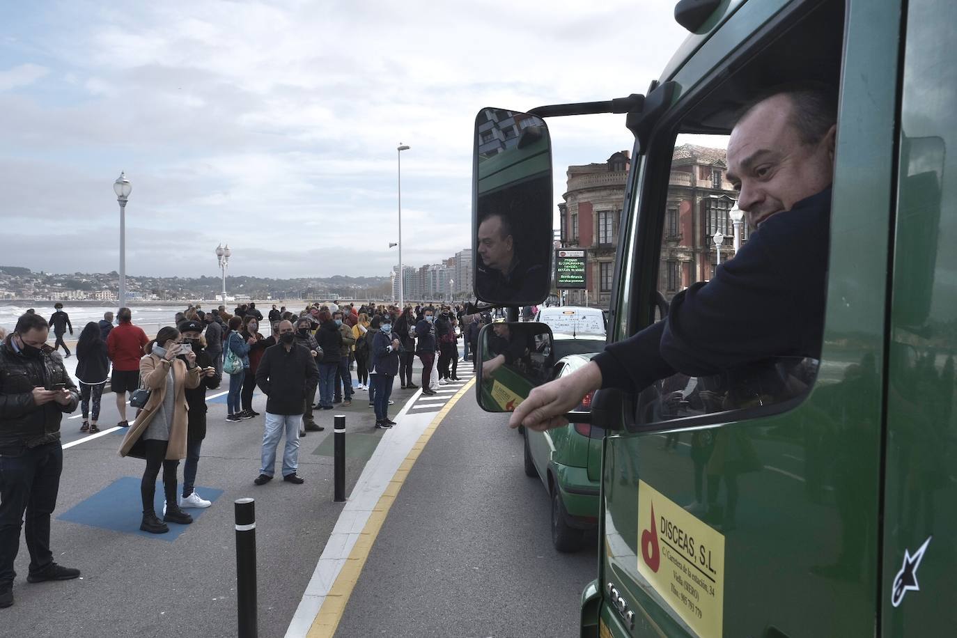 Miles de negocios en toda Asturias se han visto obligados a echar el cierre desde el pasado 4 de noviembre y mantendrán la persiana bajada al menos hasta el día 18. El objetivo es intentar frenar la segunda ola del coronavirus. Esta situación ha desembocado en manifestaciones de hosteleros y comerciantes distribuidas por todo el Principado y desarrolladas a lo largo de esta semana. Lugares como Gijón, Oviedo, Avilés, Mieres, Lugones, Valdés o Langreo han visto cómo sus hosteleros pedían que no se criminalice al sector, al tiempo que reclamaban ayudas compensatorias. 