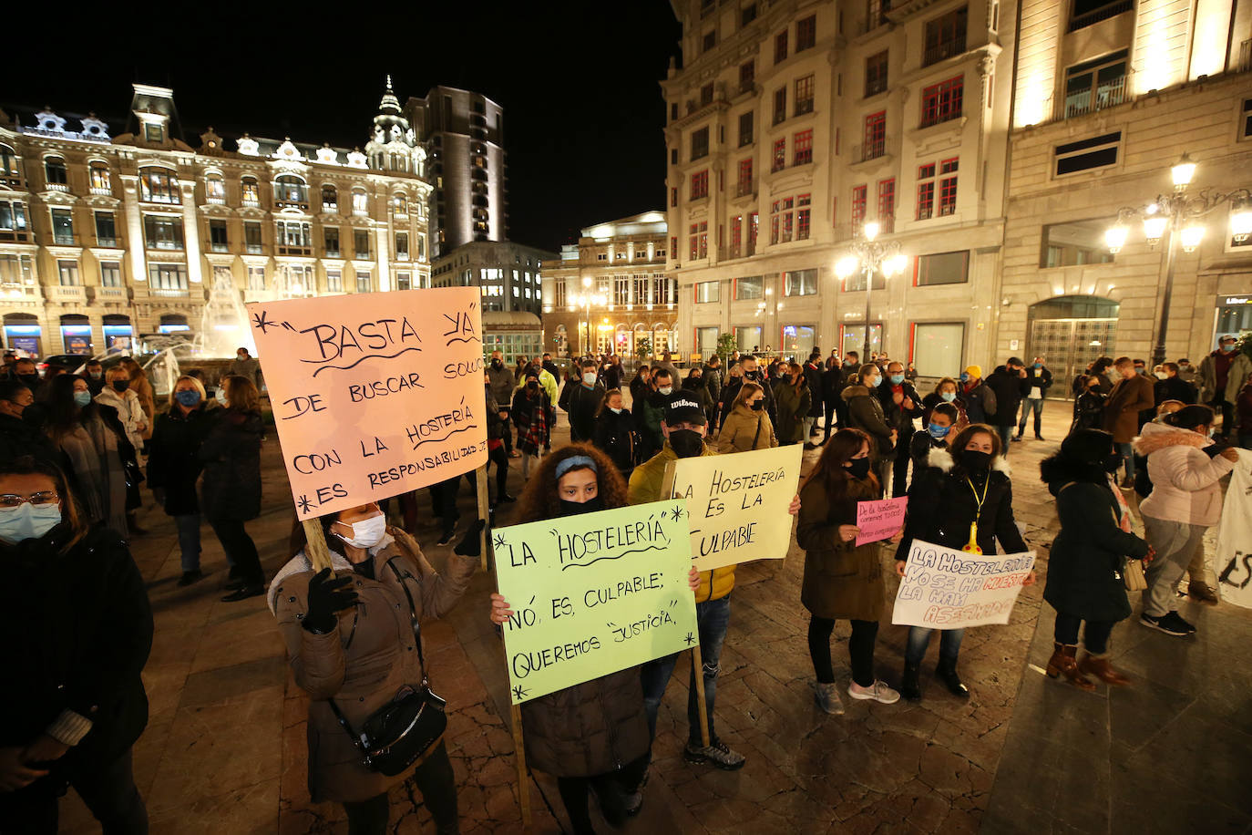 Miles de negocios en toda Asturias se han visto obligados a echar el cierre desde el pasado 4 de noviembre y mantendrán la persiana bajada al menos hasta el día 18. El objetivo es intentar frenar la segunda ola del coronavirus. Esta situación ha desembocado en manifestaciones de hosteleros y comerciantes distribuidas por todo el Principado y desarrolladas a lo largo de esta semana. Lugares como Gijón, Oviedo, Avilés, Mieres, Lugones, Valdés o Langreo han visto cómo sus hosteleros pedían que no se criminalice al sector, al tiempo que reclamaban ayudas compensatorias. 