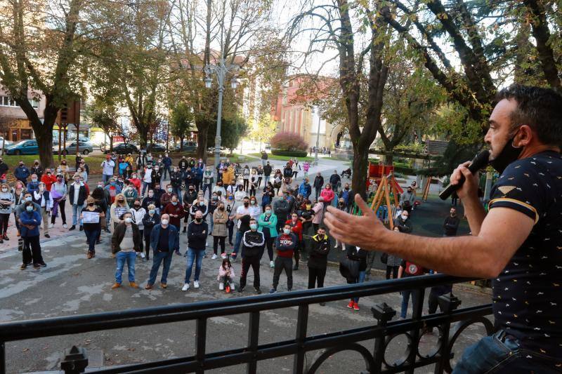 Miles de negocios en toda Asturias se han visto obligados a echar el cierre desde el pasado 4 de noviembre y mantendrán la persiana bajada al menos hasta el día 18. El objetivo es intentar frenar la segunda ola del coronavirus. Esta situación ha desembocado en manifestaciones de hosteleros y comerciantes distribuidas por todo el Principado y desarrolladas a lo largo de esta semana. Lugares como Gijón, Oviedo, Avilés, Mieres, Lugones, Valdés o Langreo han visto cómo sus hosteleros pedían que no se criminalice al sector, al tiempo que reclamaban ayudas compensatorias. 