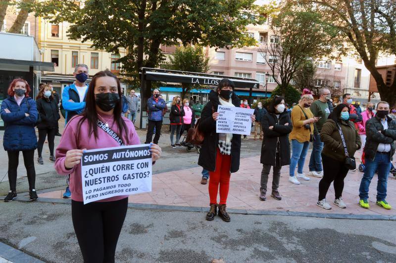 Miles de negocios en toda Asturias se han visto obligados a echar el cierre desde el pasado 4 de noviembre y mantendrán la persiana bajada al menos hasta el día 18. El objetivo es intentar frenar la segunda ola del coronavirus. Esta situación ha desembocado en manifestaciones de hosteleros y comerciantes distribuidas por todo el Principado y desarrolladas a lo largo de esta semana. Lugares como Gijón, Oviedo, Avilés, Mieres, Lugones, Valdés o Langreo han visto cómo sus hosteleros pedían que no se criminalice al sector, al tiempo que reclamaban ayudas compensatorias. 