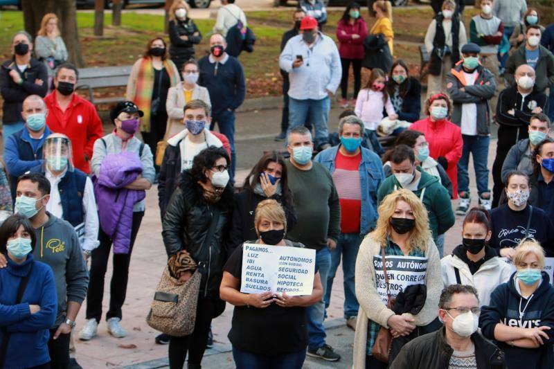 Miles de negocios en toda Asturias se han visto obligados a echar el cierre desde el pasado 4 de noviembre y mantendrán la persiana bajada al menos hasta el día 18. El objetivo es intentar frenar la segunda ola del coronavirus. Esta situación ha desembocado en manifestaciones de hosteleros y comerciantes distribuidas por todo el Principado y desarrolladas a lo largo de esta semana. Lugares como Gijón, Oviedo, Avilés, Mieres, Lugones, Valdés o Langreo han visto cómo sus hosteleros pedían que no se criminalice al sector, al tiempo que reclamaban ayudas compensatorias. 