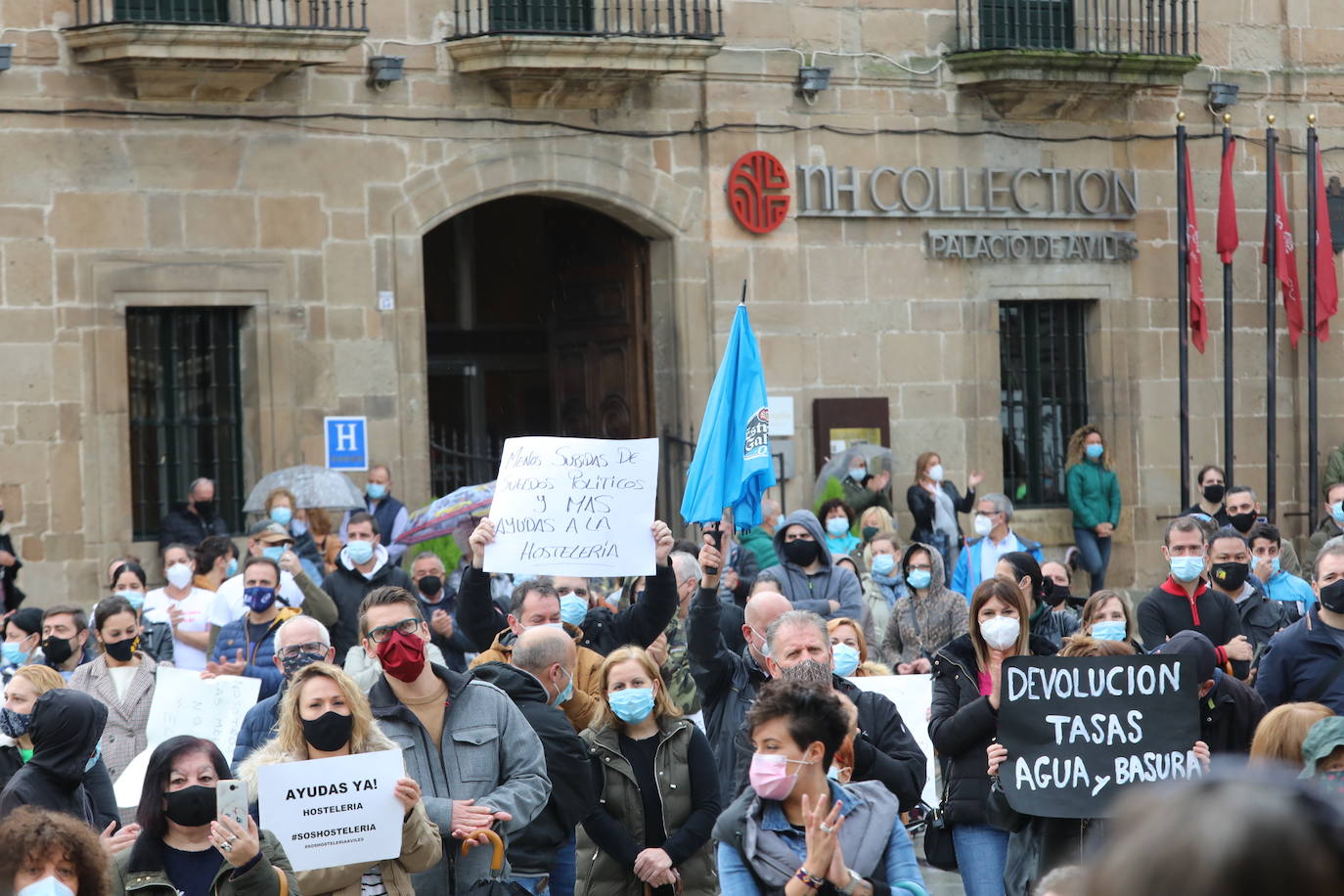 Miles de negocios en toda Asturias se han visto obligados a echar el cierre desde el pasado 4 de noviembre y mantendrán la persiana bajada al menos hasta el día 18. El objetivo es intentar frenar la segunda ola del coronavirus. Esta situación ha desembocado en manifestaciones de hosteleros y comerciantes distribuidas por todo el Principado y desarrolladas a lo largo de esta semana. Lugares como Gijón, Oviedo, Avilés, Mieres, Lugones, Valdés o Langreo han visto cómo sus hosteleros pedían que no se criminalice al sector, al tiempo que reclamaban ayudas compensatorias. 