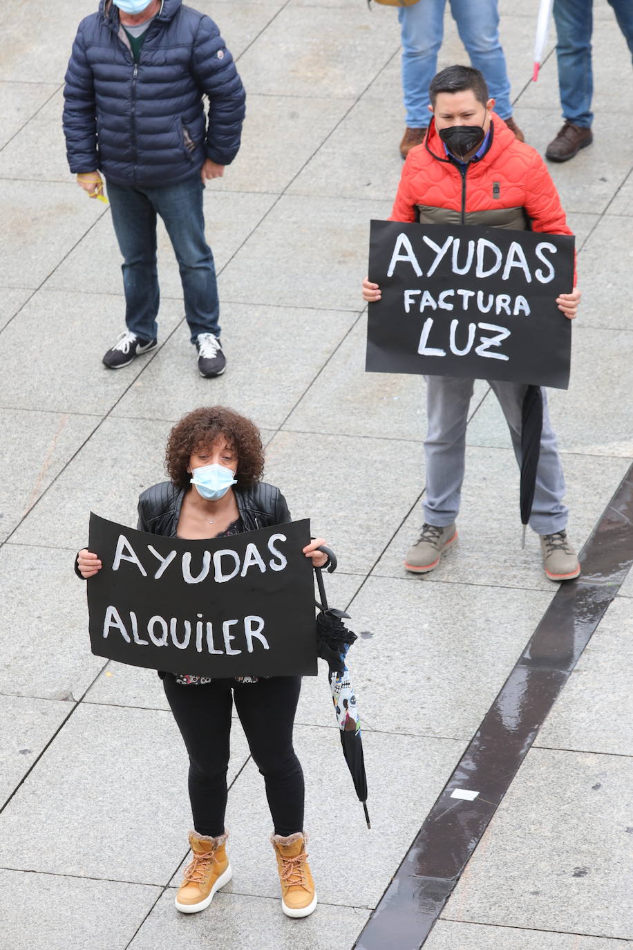 Miles de negocios en toda Asturias se han visto obligados a echar el cierre desde el pasado 4 de noviembre y mantendrán la persiana bajada al menos hasta el día 18. El objetivo es intentar frenar la segunda ola del coronavirus. Esta situación ha desembocado en manifestaciones de hosteleros y comerciantes distribuidas por todo el Principado y desarrolladas a lo largo de esta semana. Lugares como Gijón, Oviedo, Avilés, Mieres, Lugones, Valdés o Langreo han visto cómo sus hosteleros pedían que no se criminalice al sector, al tiempo que reclamaban ayudas compensatorias. 