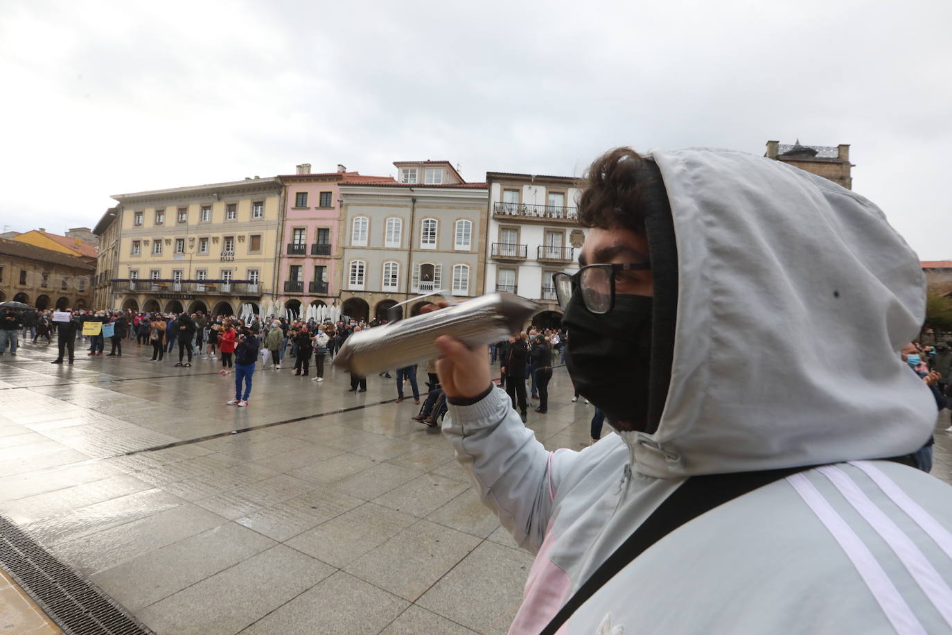 Miles de negocios en toda Asturias se han visto obligados a echar el cierre desde el pasado 4 de noviembre y mantendrán la persiana bajada al menos hasta el día 18. El objetivo es intentar frenar la segunda ola del coronavirus. Esta situación ha desembocado en manifestaciones de hosteleros y comerciantes distribuidas por todo el Principado y desarrolladas a lo largo de esta semana. Lugares como Gijón, Oviedo, Avilés, Mieres, Lugones, Valdés o Langreo han visto cómo sus hosteleros pedían que no se criminalice al sector, al tiempo que reclamaban ayudas compensatorias. 