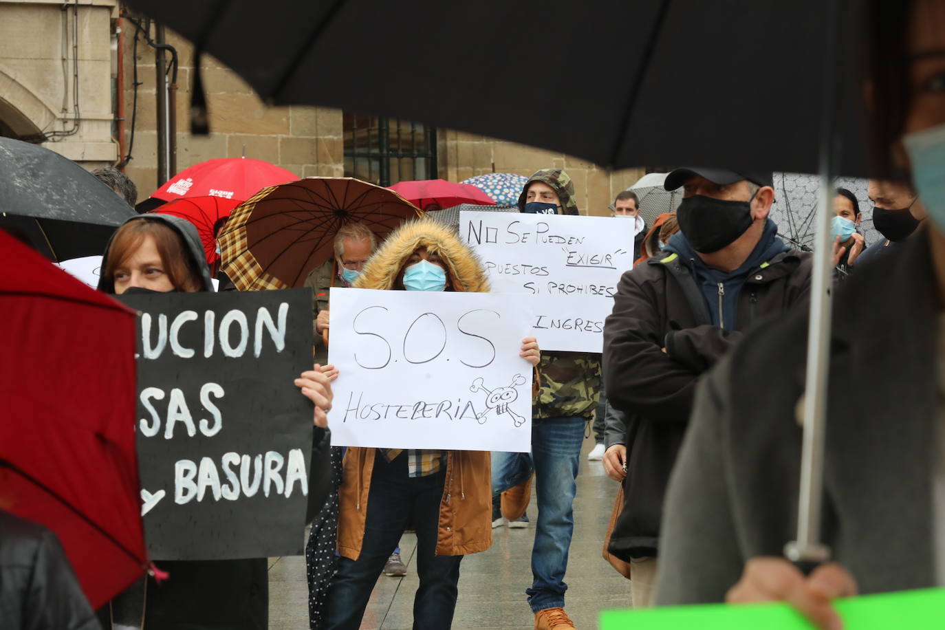 Miles de negocios en toda Asturias se han visto obligados a echar el cierre desde el pasado 4 de noviembre y mantendrán la persiana bajada al menos hasta el día 18. El objetivo es intentar frenar la segunda ola del coronavirus. Esta situación ha desembocado en manifestaciones de hosteleros y comerciantes distribuidas por todo el Principado y desarrolladas a lo largo de esta semana. Lugares como Gijón, Oviedo, Avilés, Mieres, Lugones, Valdés o Langreo han visto cómo sus hosteleros pedían que no se criminalice al sector, al tiempo que reclamaban ayudas compensatorias. 