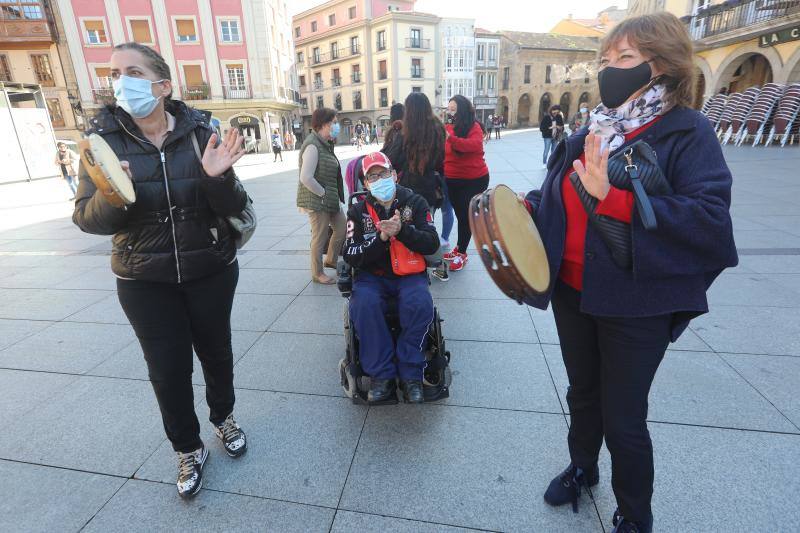 Miles de negocios en toda Asturias se han visto obligados a echar el cierre desde el pasado 4 de noviembre y mantendrán la persiana bajada al menos hasta el día 18. El objetivo es intentar frenar la segunda ola del coronavirus. Esta situación ha desembocado en manifestaciones de hosteleros y comerciantes distribuidas por todo el Principado y desarrolladas a lo largo de esta semana. Lugares como Gijón, Oviedo, Avilés, Mieres, Lugones, Valdés o Langreo han visto cómo sus hosteleros pedían que no se criminalice al sector, al tiempo que reclamaban ayudas compensatorias. 