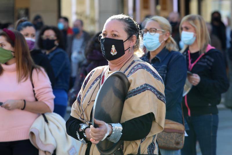 Miles de negocios en toda Asturias se han visto obligados a echar el cierre desde el pasado 4 de noviembre y mantendrán la persiana bajada al menos hasta el día 18. El objetivo es intentar frenar la segunda ola del coronavirus. Esta situación ha desembocado en manifestaciones de hosteleros y comerciantes distribuidas por todo el Principado y desarrolladas a lo largo de esta semana. Lugares como Gijón, Oviedo, Avilés, Mieres, Lugones, Valdés o Langreo han visto cómo sus hosteleros pedían que no se criminalice al sector, al tiempo que reclamaban ayudas compensatorias. 