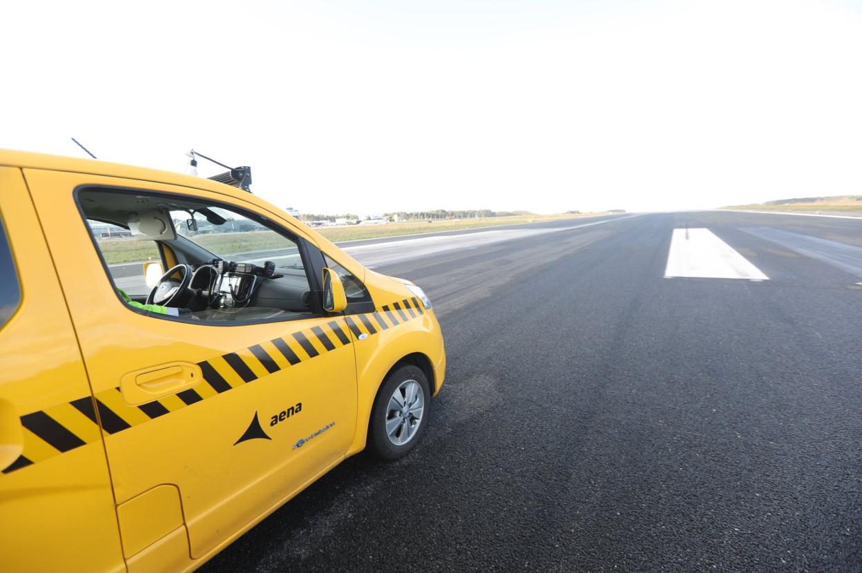 Un vehículo de AENA circula por la pista del aeropuerto. 