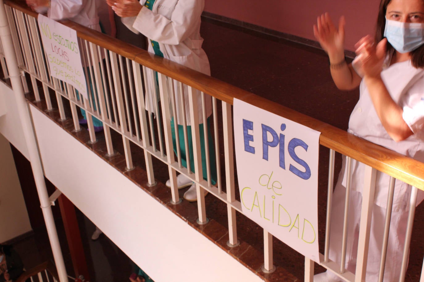 El personal sanitario del Hospital de Cabueñes volvió a protagonizar una nueva jornada de protestas ante una presión asistencia «terrorífica», además de denunciar la mala gestión de la gerencia.