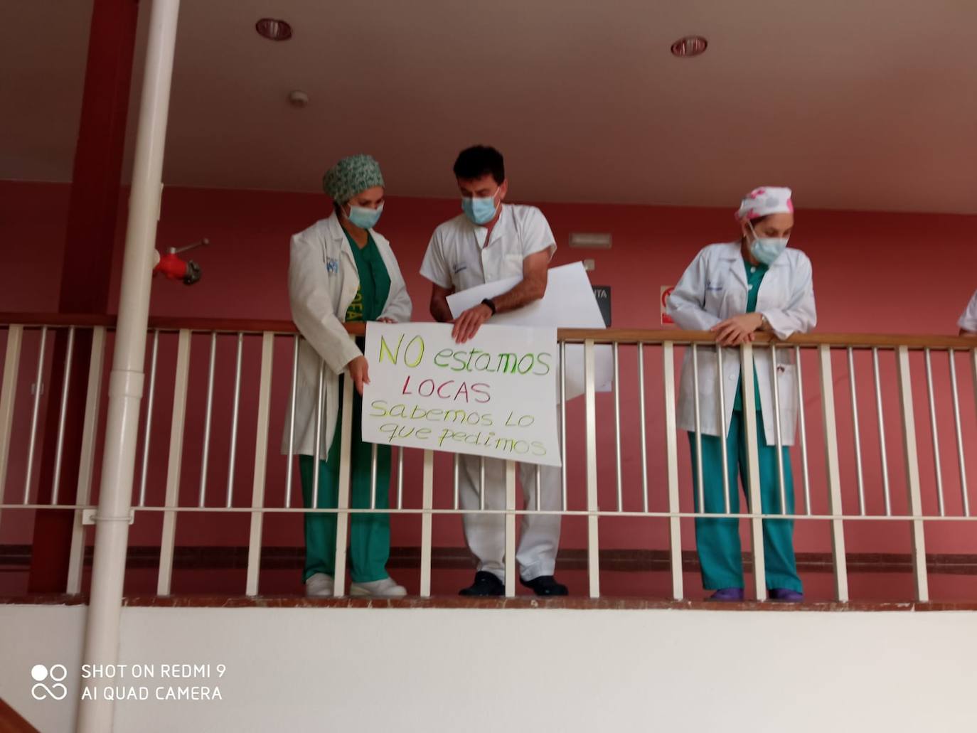 El personal sanitario del Hospital de Cabueñes volvió a protagonizar una nueva jornada de protestas ante una presión asistencia «terrorífica», además de denunciar la mala gestión de la gerencia.