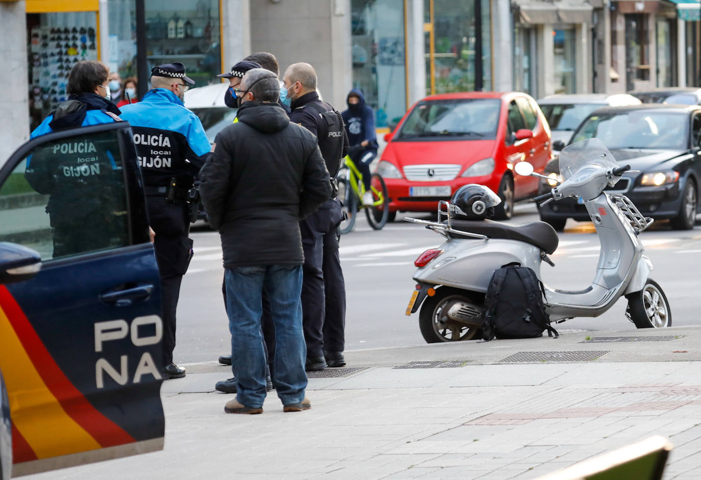 Fotos: Herido un menor en el choque entre una moto y un coche en Gijón