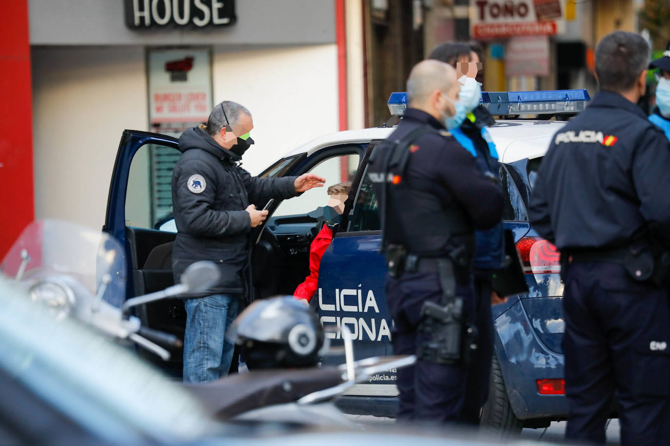 Fotos: Herido un menor en el choque entre una moto y un coche en Gijón