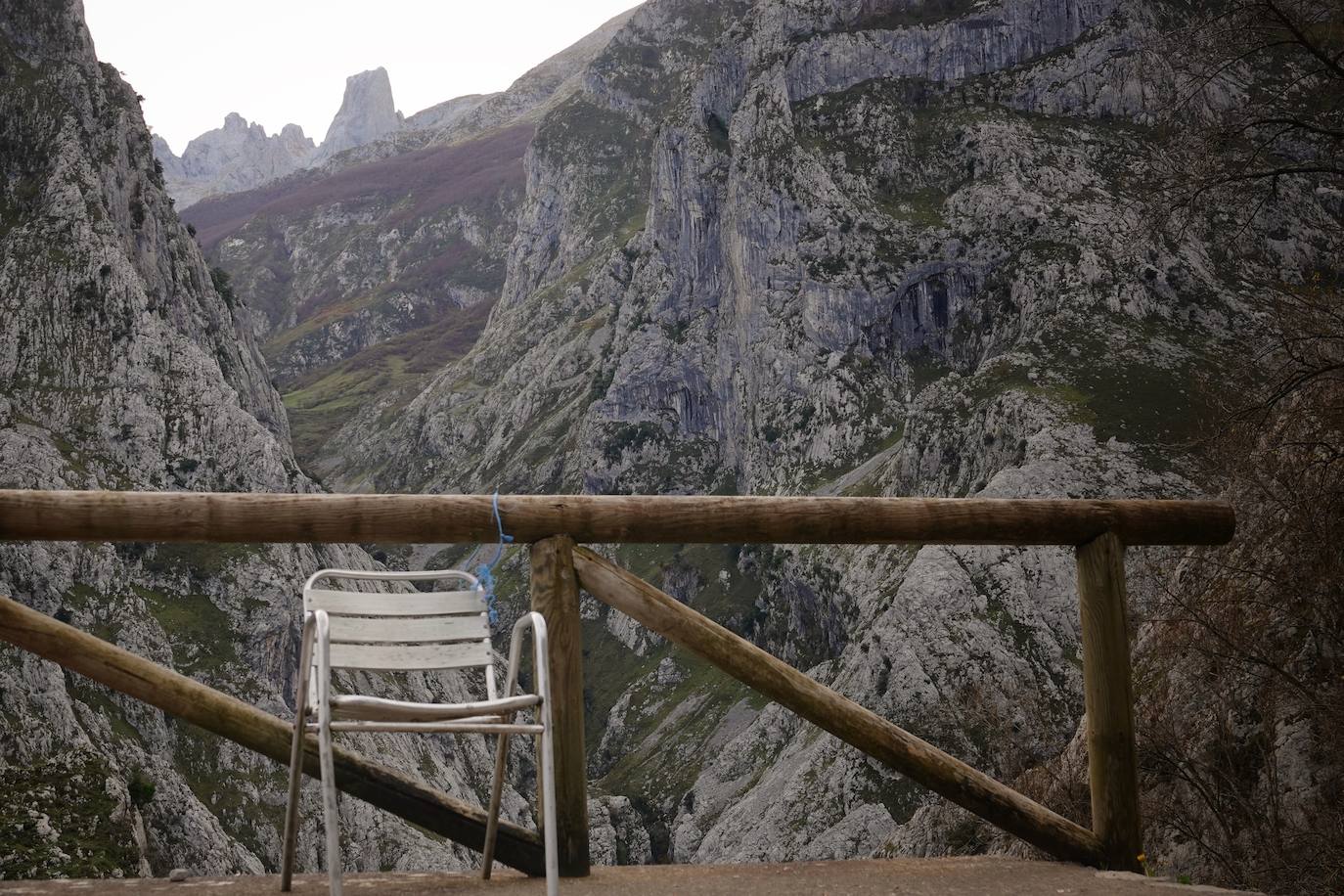 Los colores del otoño, e incluso el blanco de la nieve, ya han teñido los rincones de los Picos de Europa, uno de los lugares más imponentes de Asturias. En este espacio encontraremos las cumbres más altas de la Cordillera Cantábrica como la más emblemática: el Picu Urriellu o Naranjo de Bulnes con sus 2.519 metros de altitud. Un total de 67.127 hectáreas que conforman una de las mejores reservas mundiales de los ecosistemas ligados al bosque atlántico.