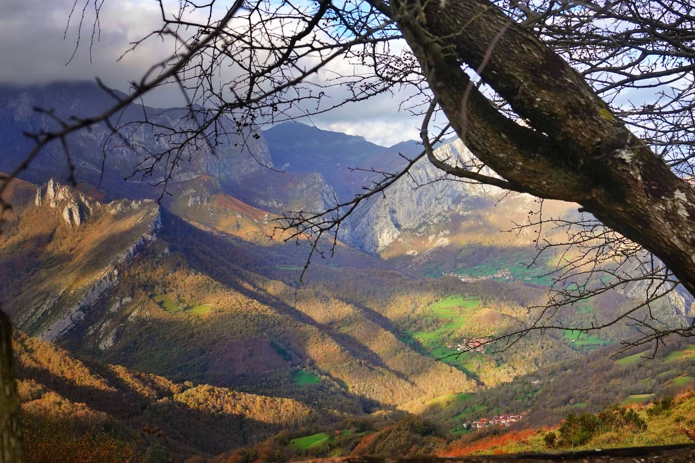 Los colores del otoño, e incluso el blanco de la nieve, ya han teñido los rincones de los Picos de Europa, uno de los lugares más imponentes de Asturias. En este espacio encontraremos las cumbres más altas de la Cordillera Cantábrica como la más emblemática: el Picu Urriellu o Naranjo de Bulnes con sus 2.519 metros de altitud. Un total de 67.127 hectáreas que conforman una de las mejores reservas mundiales de los ecosistemas ligados al bosque atlántico.