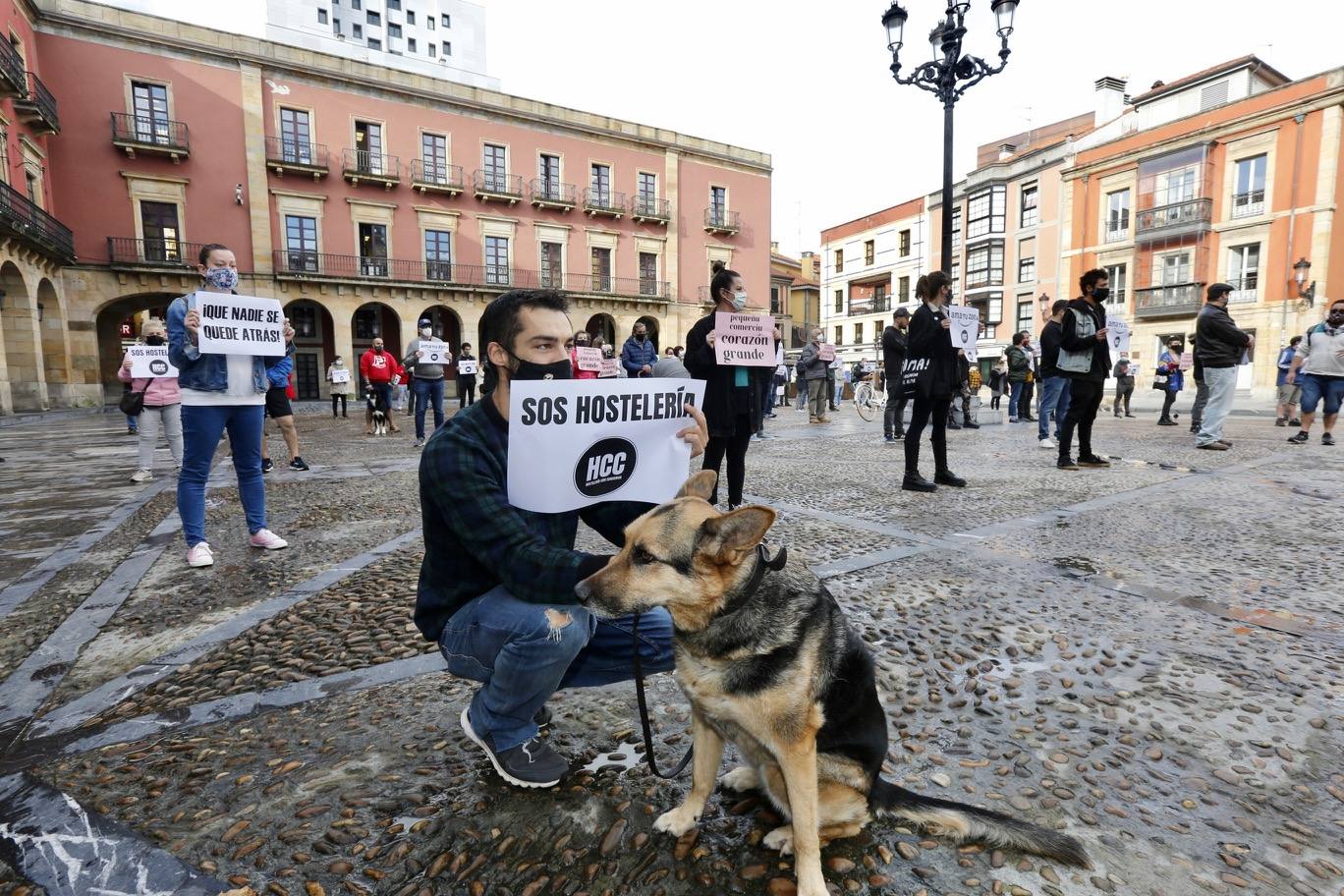 El sector hostelero ha vuelto a salir a la calle cuando se cumple una semana del cierre de los negocios no esenciales decretado por el Gobierno del Principado con el objetivo de frenar la segunda ola del coronavirus en Asturias. A la protesta también se han sumado comerciantes y las orquestas de Asturias para reclamar ayudas para su sector, que se ha visto afectado por las medidas decretadas desde el inicio de la pandemia. 